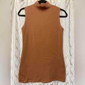 Duluth Trading Co No-Yank Mock Neck Tank
